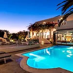 Stelios Place מלון דירות 4*